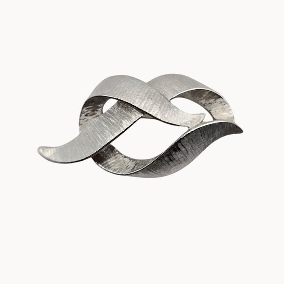 Monet Brooch Brushed Silver Tone Swirl Loop Ribbon Band Signed Pin Elegant Style - Picture 1 of 9